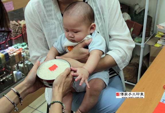 張寶寶(新北永和區嬰兒寶寶滿月剃頭理髮、免費嬰兒剃胎毛儀式吉祥話)。中國風會場，爸媽寶貝免費穿「日中韓」古裝禮服。專業拍照、DVD光碟、證書。★購買「臍帶章、肚臍章、胎毛筆刷印章」贈送：剃頭、收涎、抓周，三選一。 2015.09.05 照片7